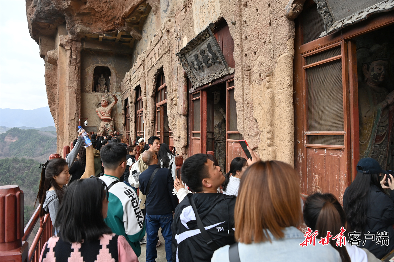 天水麻辣烫带火旅游热，游客在麦积山石窟参观游览 (2).JPG