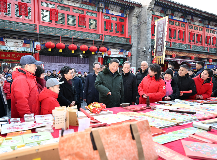 2024年2月1日下午，习近平在天津古文化街考察时，同店铺员工和现场群众互动交流。新华社记者 谢环驰 摄