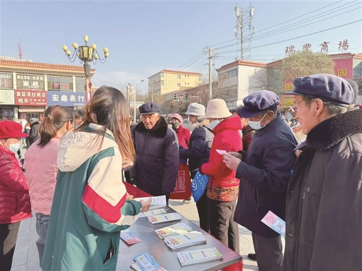     近日，靖远县举行托育服务免费体验券发放宣传活动，吸引了全县多家托育服务机构积极参与。活动现场，靖远县卫健局及托育服务机构设立了咨询台，发放宣传册，向家长详细介绍了各自的服务内容、师资力量、硬件设施以及安全保障措施。 滕泽惠 摄