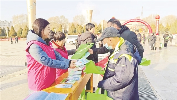     今年12月4日是第十一个国家宪法日。平川区组织开展集中宣传活动，引导广大居民群众弘扬宪法精神，维护宪法权威。                      吴文莉 摄