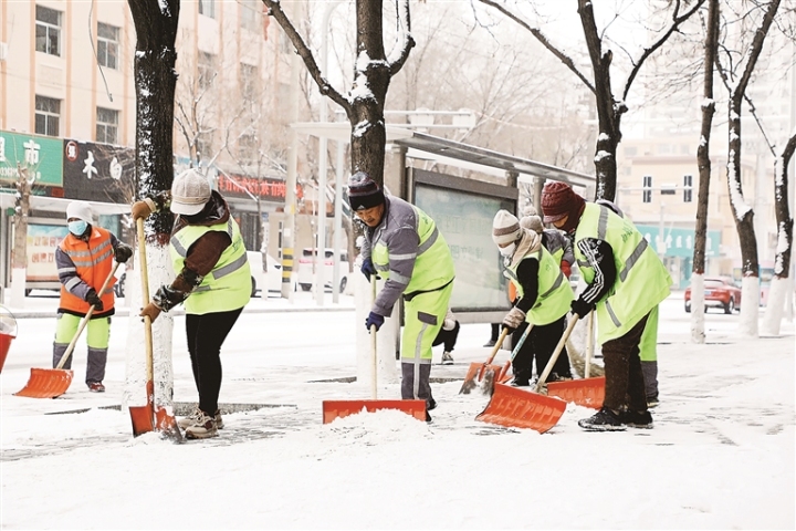     环卫工人清扫积雪