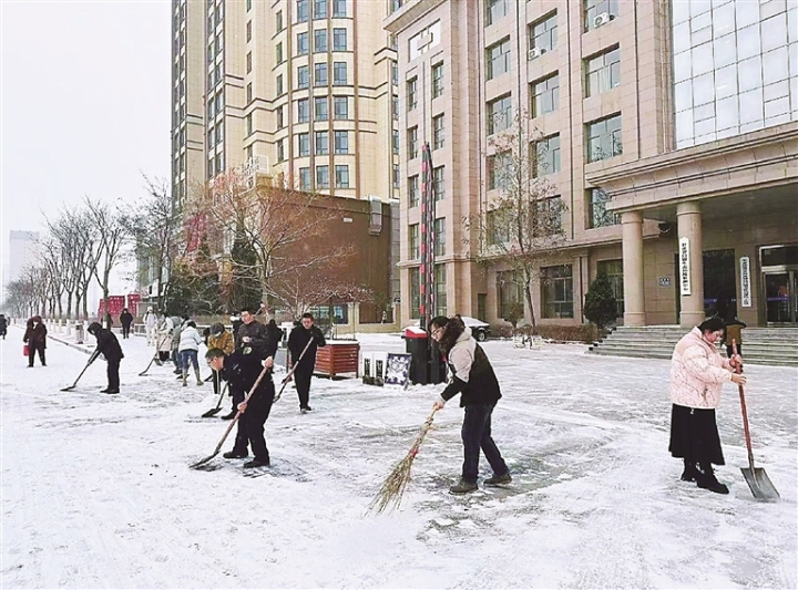     党员干部除雪保畅