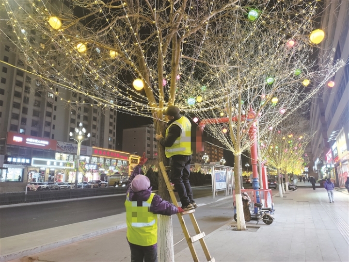     1月15日夜间，工作人员调试检修线路。            白银融媒记者 苏黎明 摄